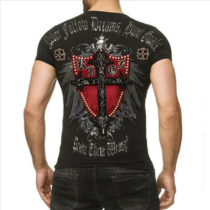 Schwarzes T-Shirt mit Kreuz auf dem Rücken 
