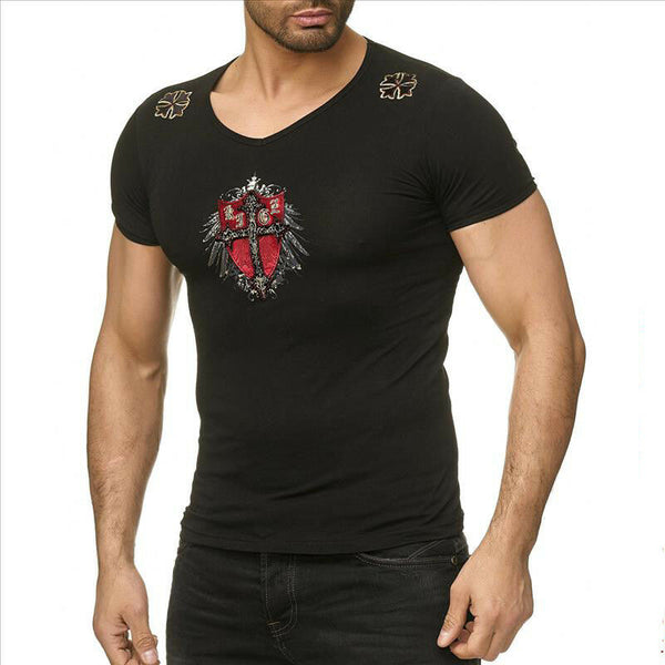 Schwarzes T-Shirt mit Kreuz auf dem Rücken 